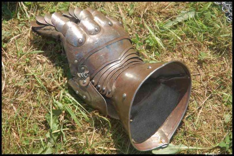 Рыцарская перчатка-наплечник на траве Medieval Festival Useldange, Люксембург
