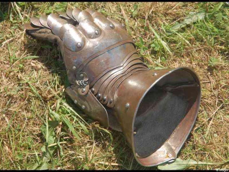Рыцарская перчатка-наплечник на траве Medieval Festival Useldange, Люксембург