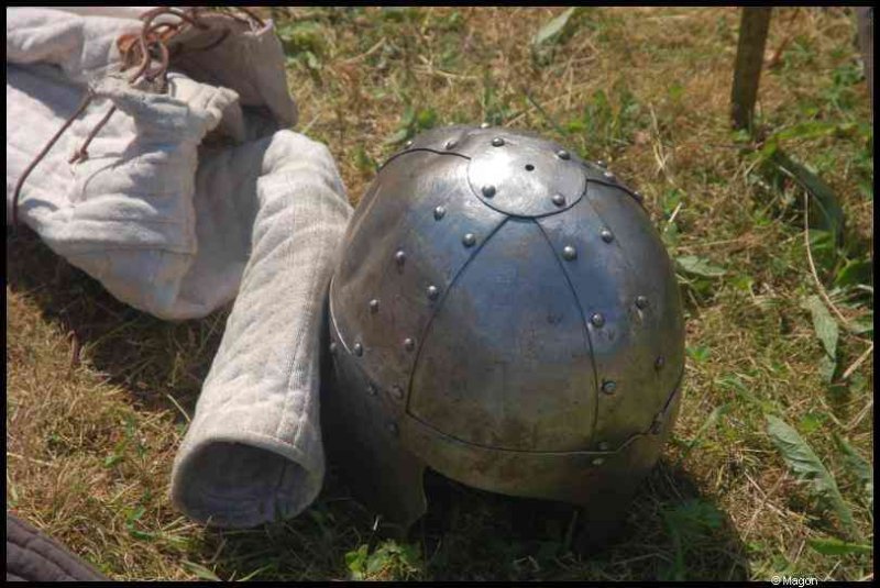 Medieval Festival Useldange, Люксембург: шлем и кираса на траве