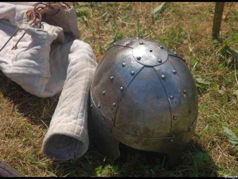Medieval Festival Useldange, Люксембург: шлем и кираса на траве
