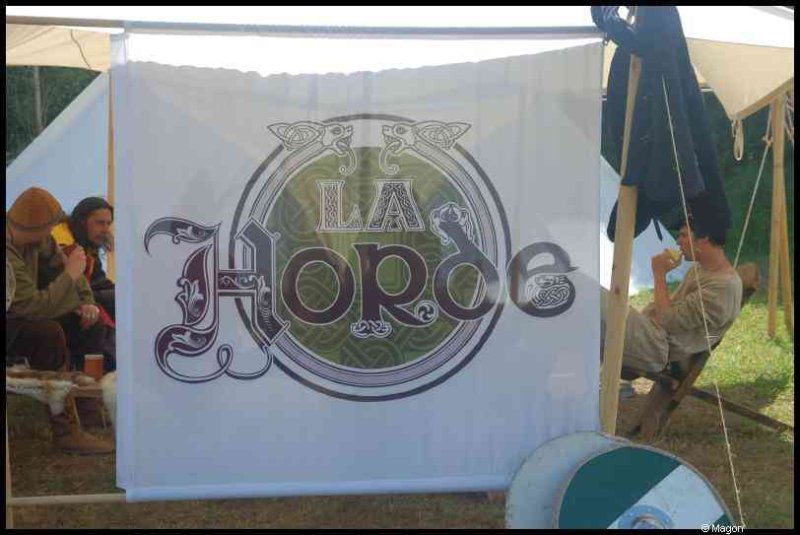 Medieval Festival Useldange, Люксембург: баннер «La Horde» у палатки