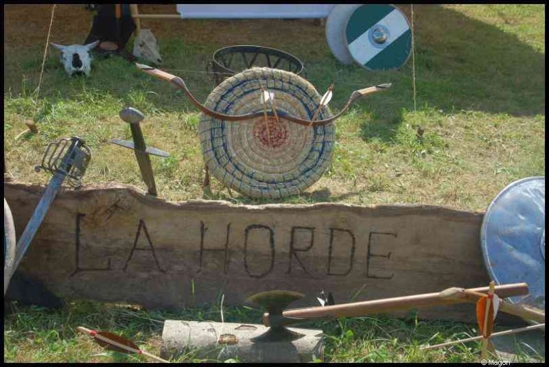 Medieval Festival Useldange, Люксембург: «LA HORDE» на деревянной табличке у мишени и лука
