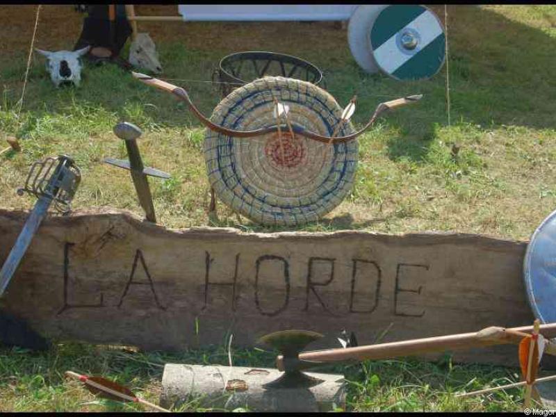 Medieval Festival Useldange, Люксембург: «LA HORDE» на деревянной табличке у мишени и лука