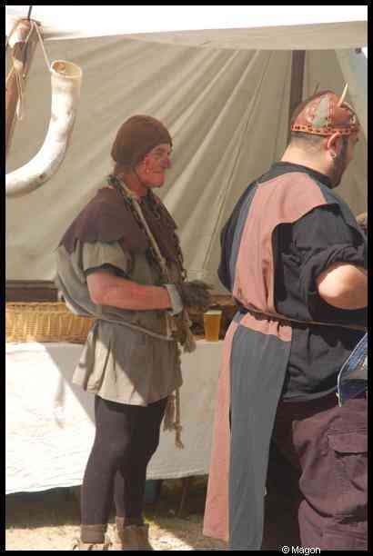 Medieval Festival Useldange, Люксембург: два участника в костюмах у палатки с рогом