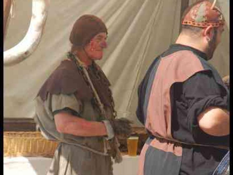 Medieval Festival Useldange, Люксембург: два участника в костюмах у палатки с рогом