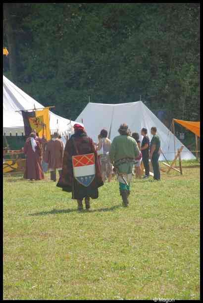 Medieval Festival Useldange, Люксембург: участники в костюмах с гербом на щите