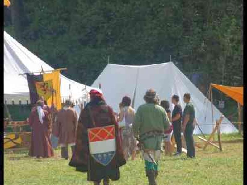 Medieval Festival Useldange, Люксембург: участники в костюмах с гербом на щите