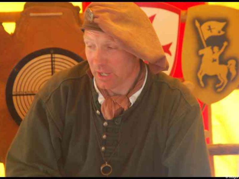 Medieval Festival Useldange, Люксембург: участник в берете и кольце-амуlette