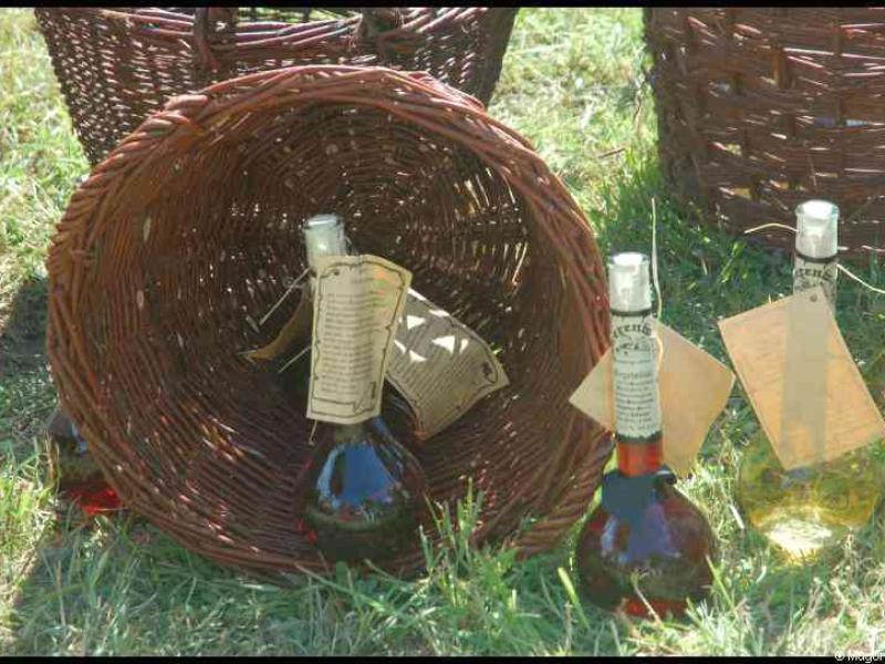 Medieval Festival Useldange, Люксембург: винные бутылки в плетёных корзинах
