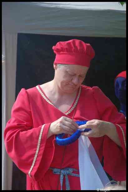 Medieval Festival Useldange, Люксембург: женщина в красном костюме синтезирует синий ободок