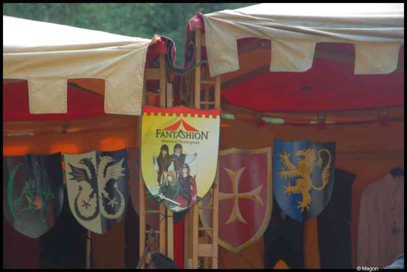 Medieval Festival Useldange, Люксембург: щиты и вывеска 'Fantashion' у палаток