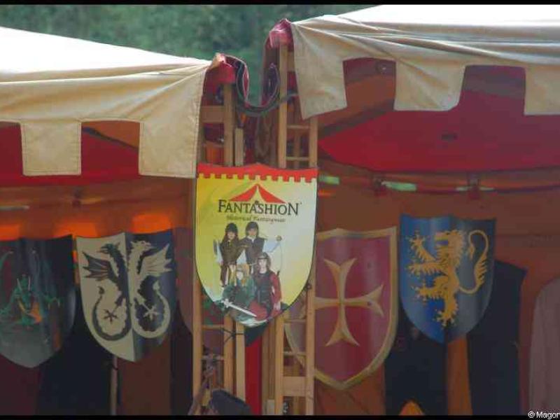 Medieval Festival Useldange, Люксембург: щиты и вывеска 'Fantashion' у палаток