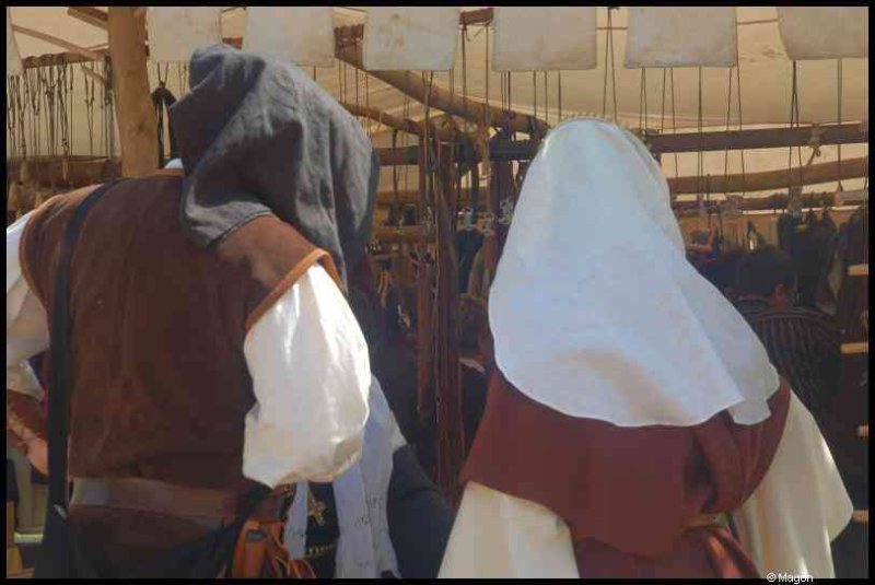 Medieval Festival Useldange, Люксембург: купцы в традиционных одеждах под навесом