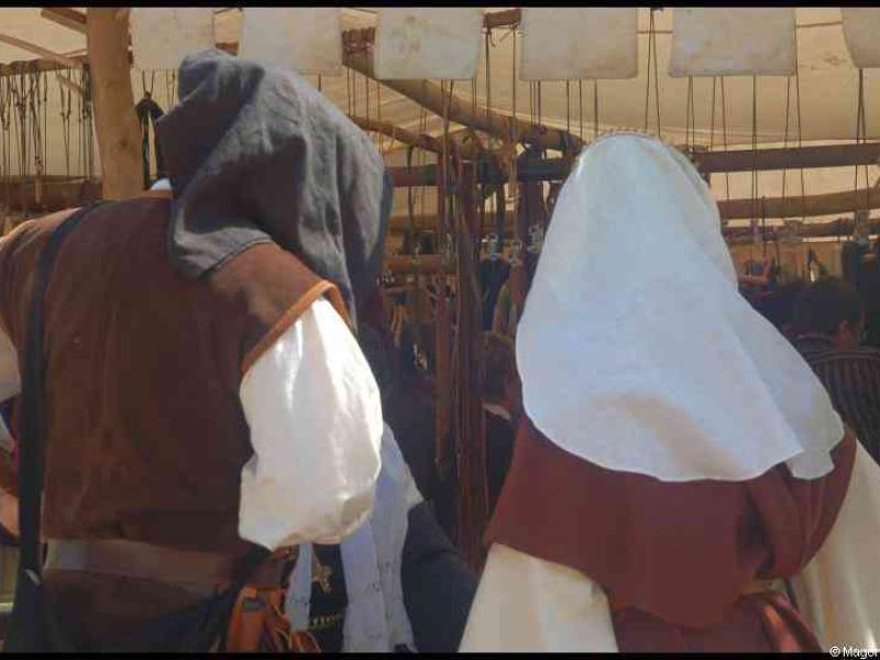 Medieval Festival Useldange, Люксембург: купцы в традиционных одеждах под навесом