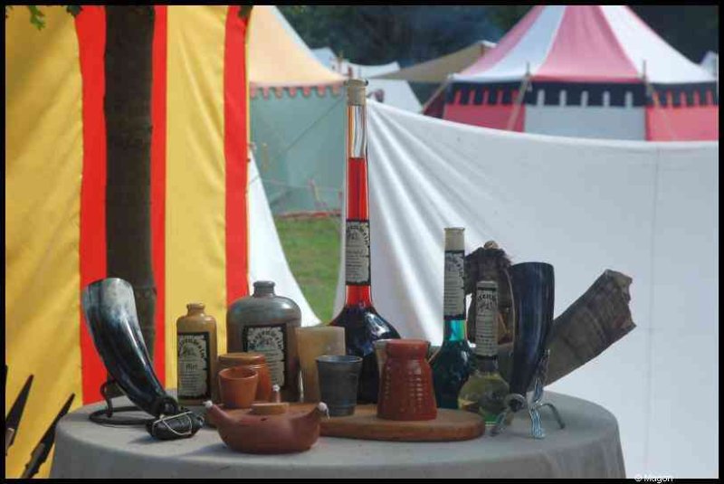Medieval Festival Useldange, Люксембург: стол с редкими флаконами и роговыми кружками