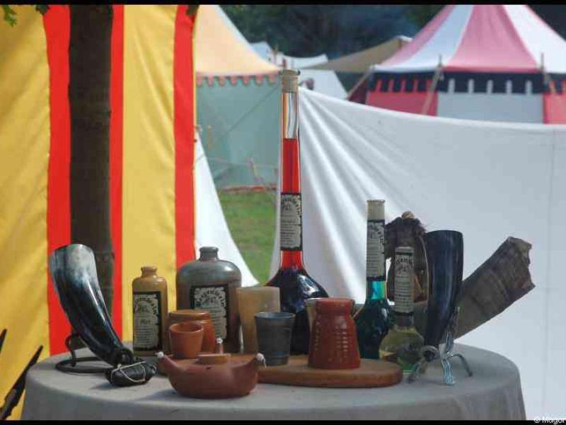 Medieval Festival Useldange, Люксембург: стол с редкими флаконами и роговыми кружками
