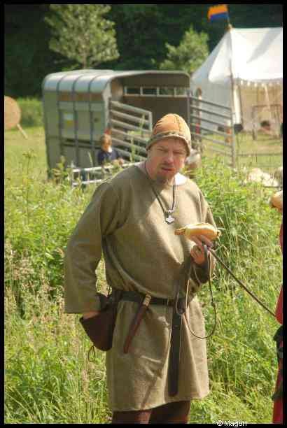 Medieval Festival Useldange, Люксембург: мужчина в костюме эпохи с кожаным мешком и ножом