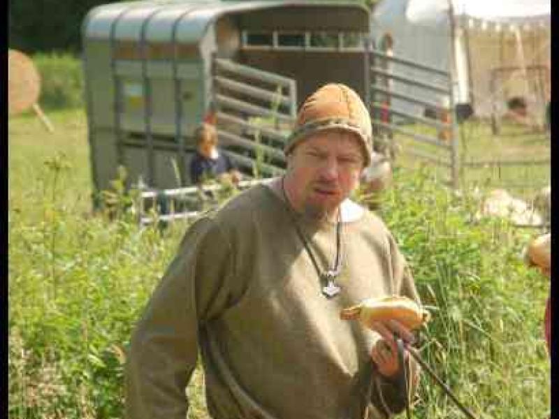 Medieval Festival Useldange, Люксембург: мужчина в костюме эпохи с кожаным мешком и ножом
