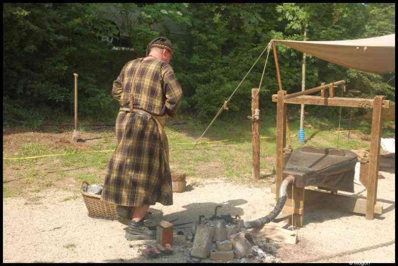 Medieval Festival Useldange, Люксембург: кузнец у горна с молотом и ветряной тягой
