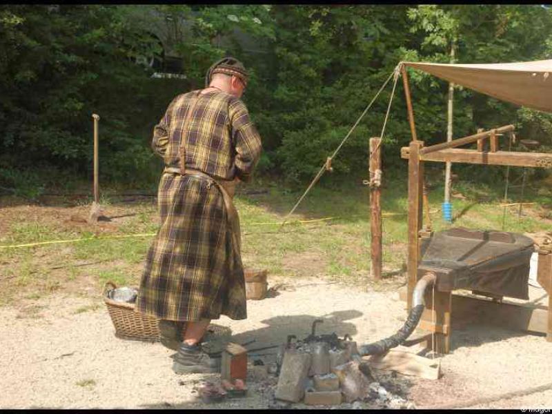 Medieval Festival Useldange, Люксембург: кузнец у горна с молотом и ветряной тягой