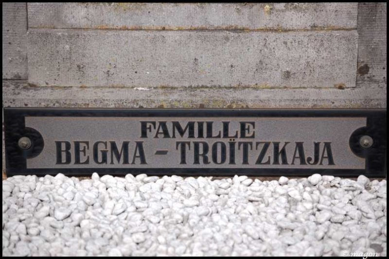 Табличка «FAMILLE BEGMA - TROÏTZKAJA» у входа в мемориал в Мертерте, Люксембург