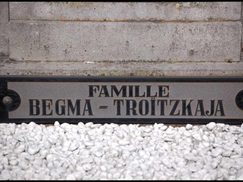Табличка «FAMILLE BEGMA - TROÏTZKAJA» у входа в мемориал в Мертерте, Люксембург