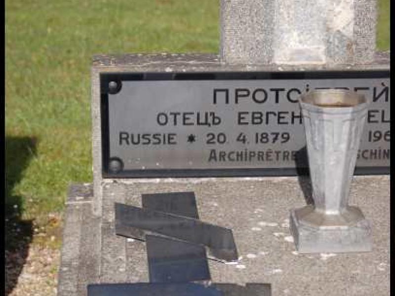 Мертерт, Люксембург: разбитая памятная табличка у основания монумента
