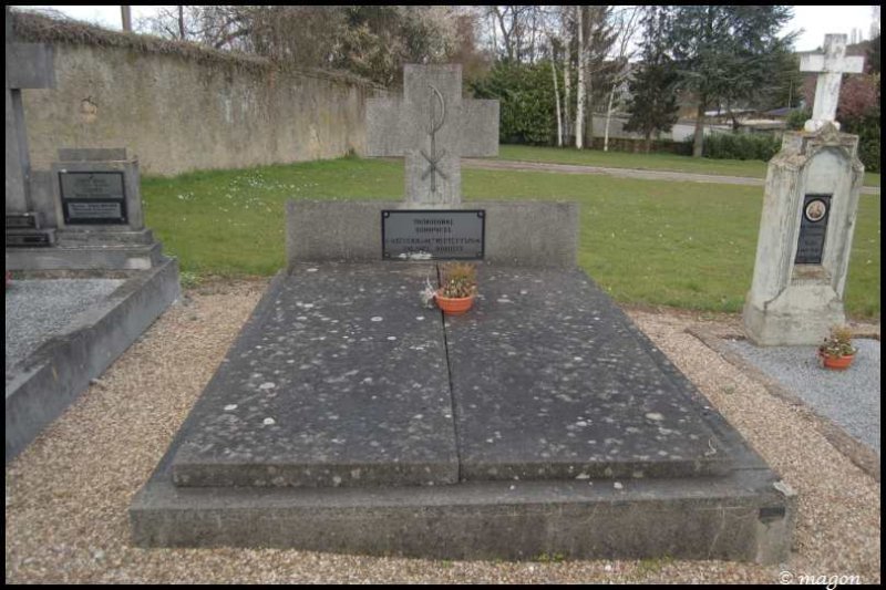 Могила в кладбище Мертерта, Люксембург: серый гранит, крест с символом и горшочек с сухими цветами