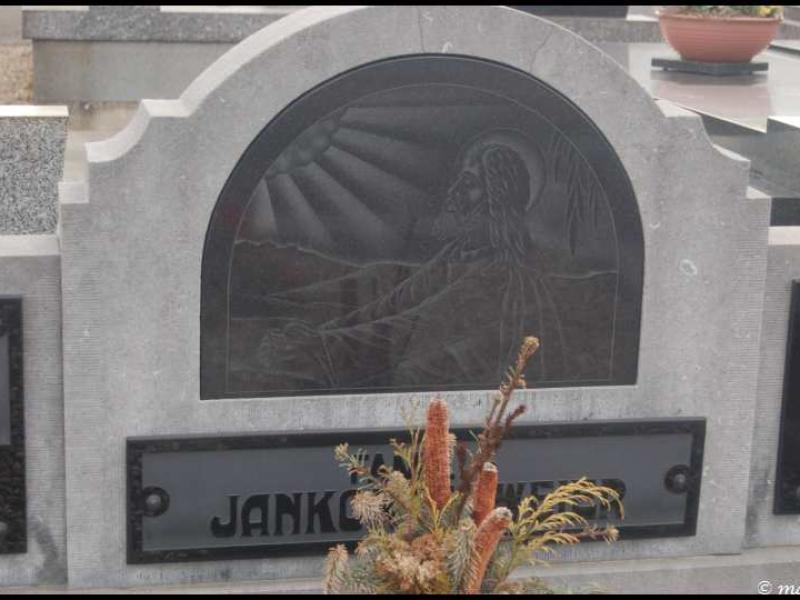 Мертерт, Люксембург: надгробие с рельефом Иисуса и табличкой «JANKO»