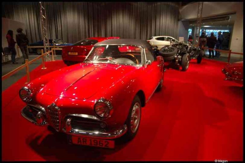Motorshow 2010 в Люксембурге: красный Alfa Romeo Spider AR 1962 на ковровой дорожке