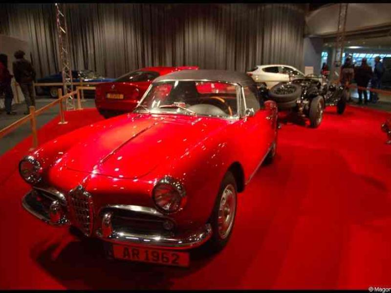 Motorshow 2010 в Люксембурге: красный Alfa Romeo Spider AR 1962 на ковровой дорожке