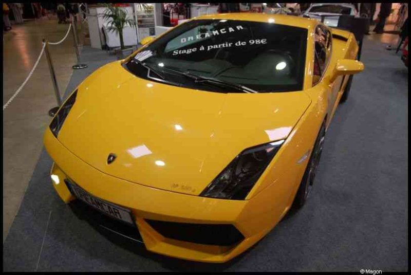 Люксембургский Motorshow 2010: жёлтый Lamborghini Gallardo на стойке Dreamcar