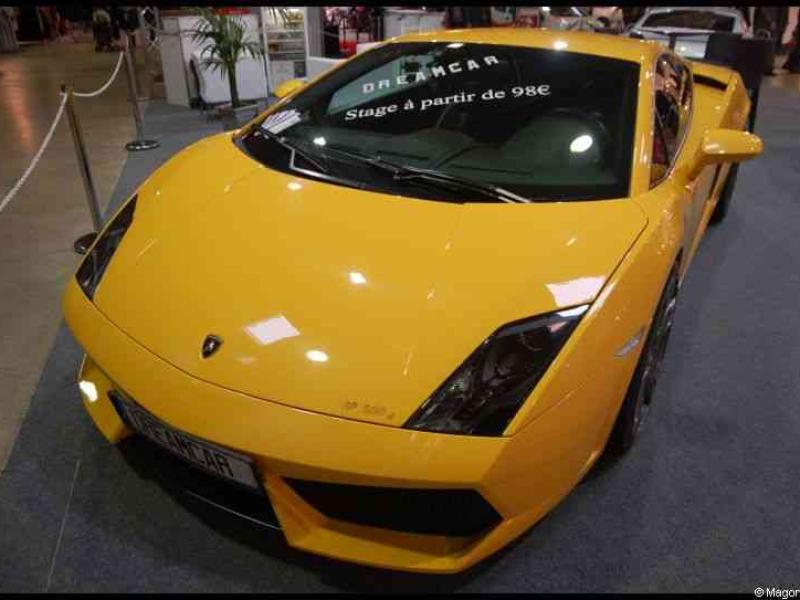 Люксембургский Motorshow 2010: жёлтый Lamborghini Gallardo на стойке Dreamcar