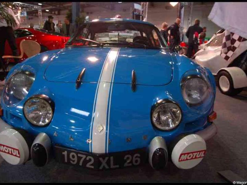 Motorshow 2010, Люксембург: синий Alpine A110 с полосами и Motul-бампером