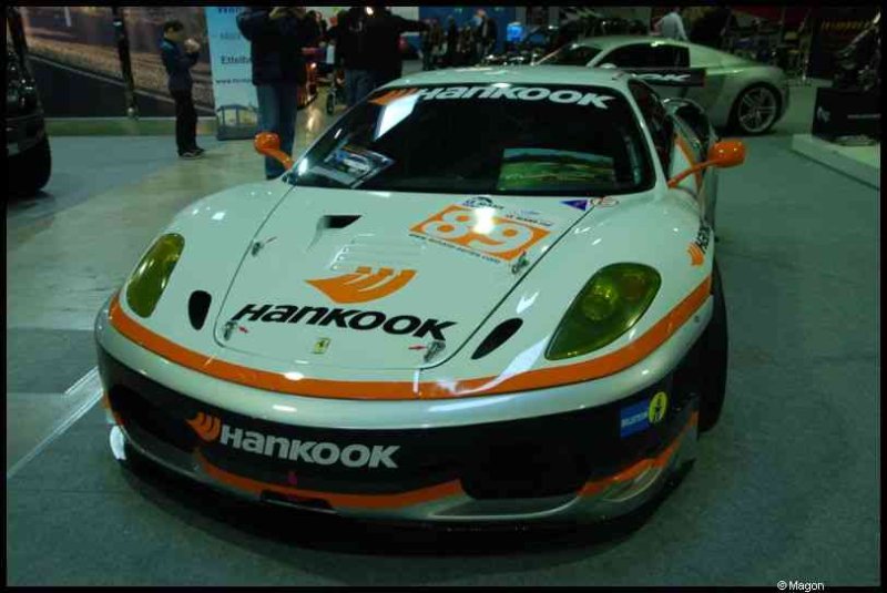 Motorshow 2010 в Люксембурге: белый Ferrari с оранжевыми акцентами и номером 89