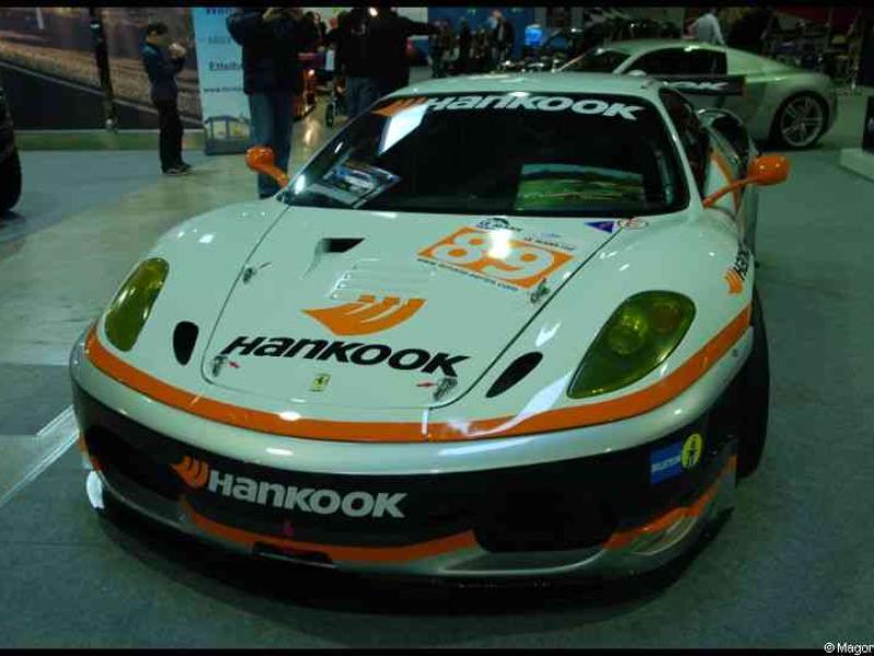 Motorshow 2010 в Люксембурге: белый Ferrari с оранжевыми акцентами и номером 89