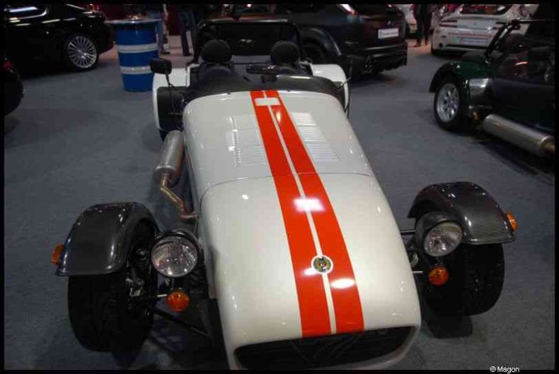 Motorshow 2010 в Люксембурге: белый спортивный автомобиль с красной полосой
