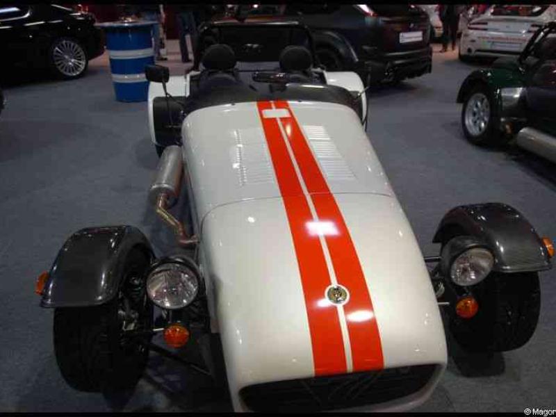 Motorshow 2010 в Люксембурге: белый спортивный автомобиль с красной полосой
