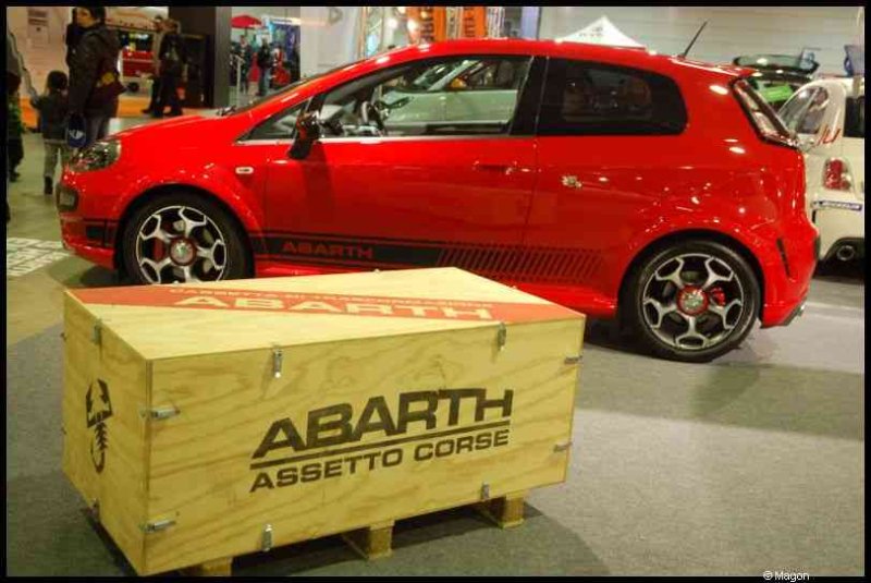 Motorshow 2010 в Люксембурге: красный Abarth и деревянный ящик с надписью «Assetto Corse»