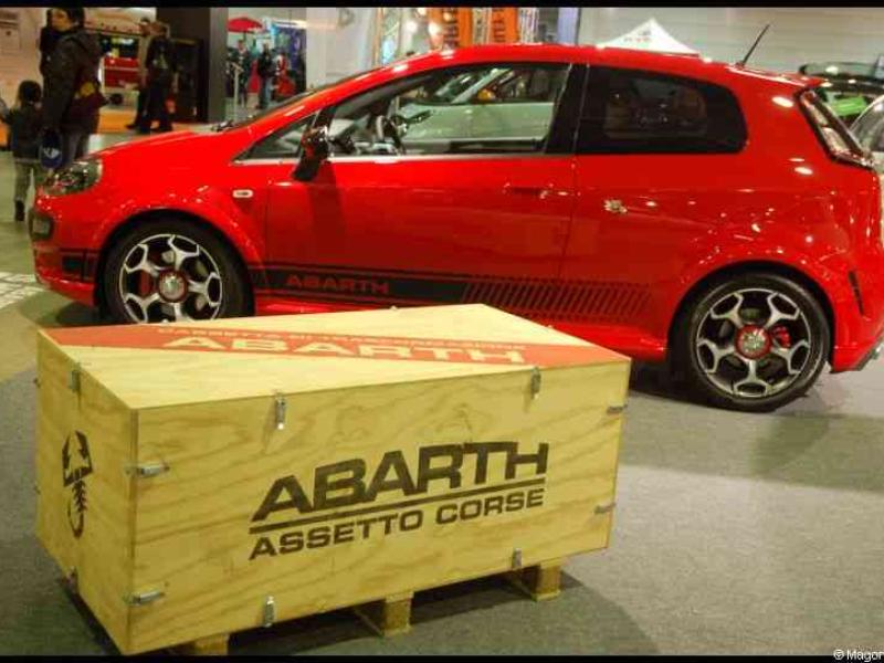 Motorshow 2010 в Люксембурге: красный Abarth и деревянный ящик с надписью «Assetto Corse»