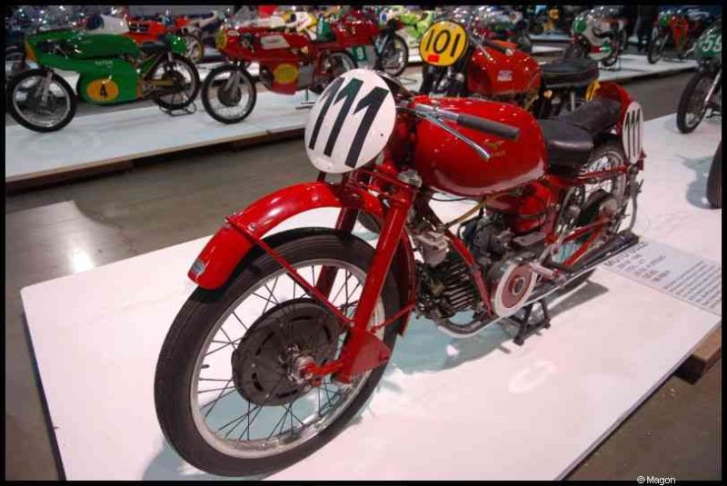 Motorshow 2010 в Люксембурге: красный мотоцикл с номером 111 на подиуме