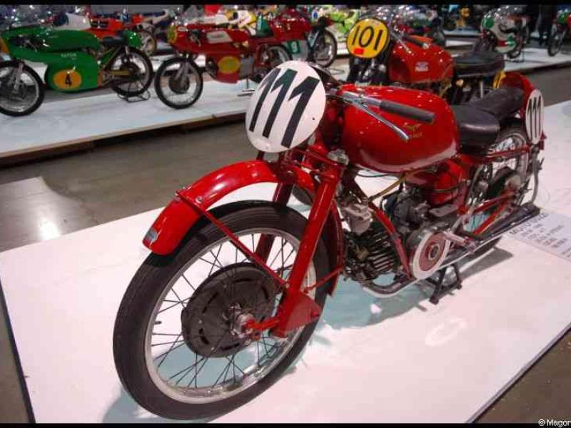 Motorshow 2010 в Люксембурге: красный мотоцикл с номером 111 на подиуме