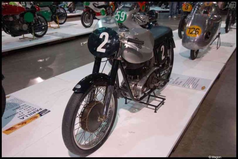 Motorshow 2010 в Люксембурге: мотоцикл Parilla №2 на подставке