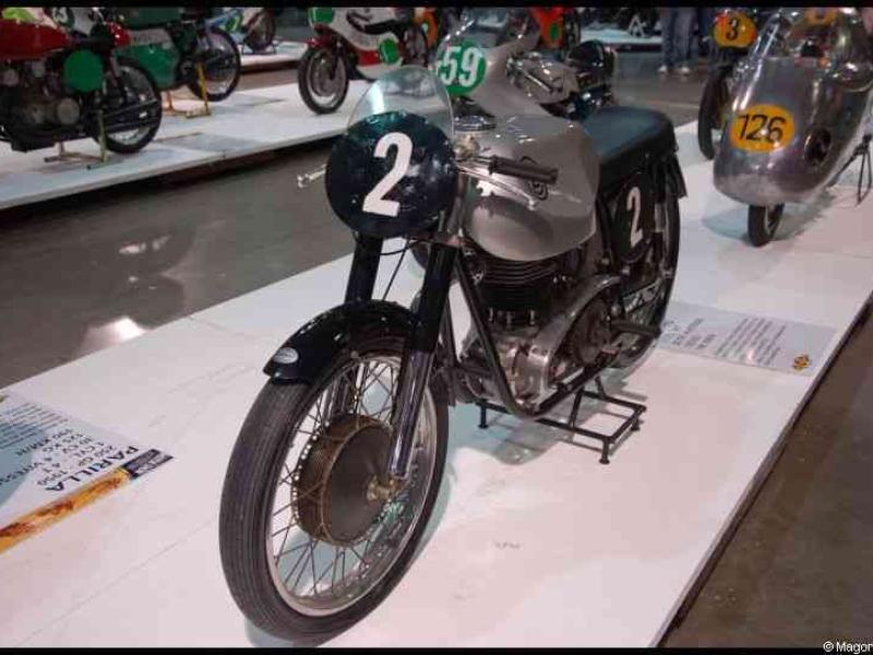 Motorshow 2010 в Люксембурге: мотоцикл Parilla №2 на подставке
