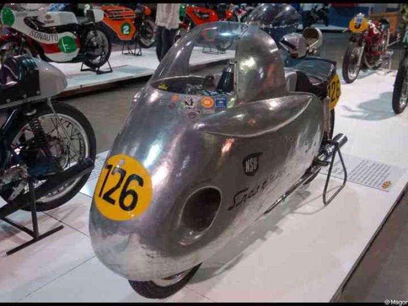 Motorshow 2010 в Люксембурге: серебристый мотоцикл с номером 126