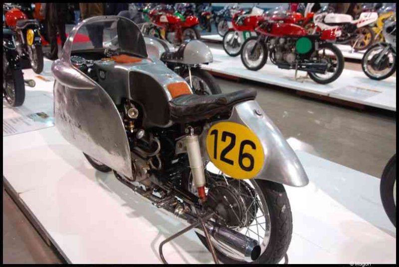 Motorshow 2010 в Люксембурге: серебристый гоночный мотоцикл с номером 126