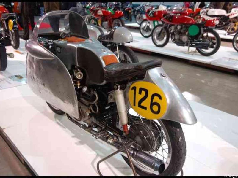 Motorshow 2010 в Люксембурге: серебристый гоночный мотоцикл с номером 126