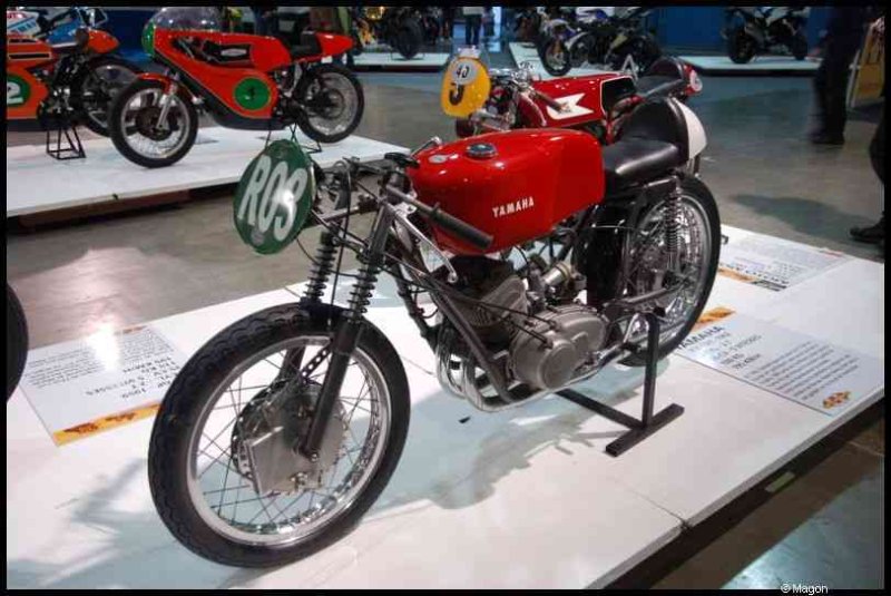 Motorshow 2010 в Люксембурге: красный Yamaha R703 на подставке