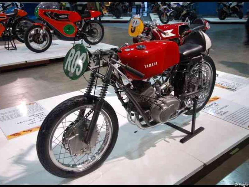Motorshow 2010 в Люксембурге: красный Yamaha R703 на подставке