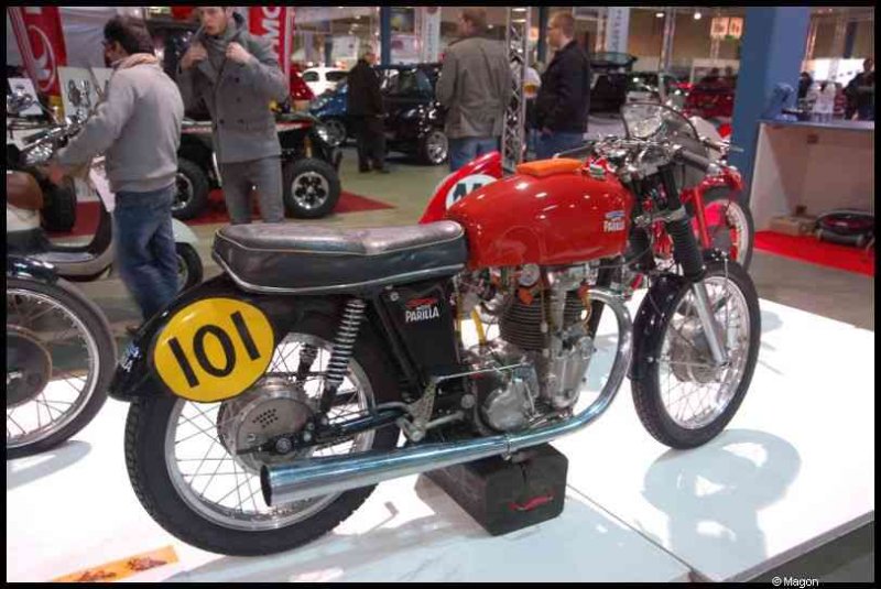 Motorshow 2010 в Люксембурге: красный Parilla с номером 101 на подиуме